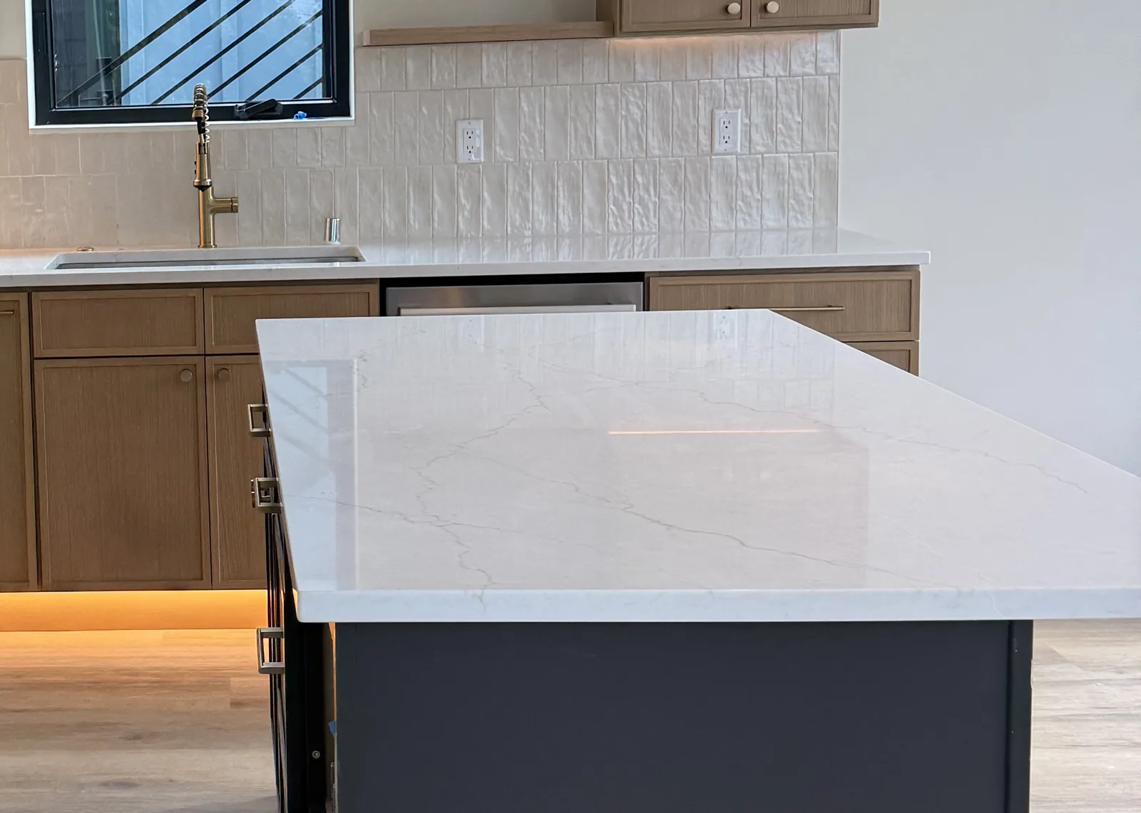 A countertop seam that opened: why it happens and how it is fixed: article cover