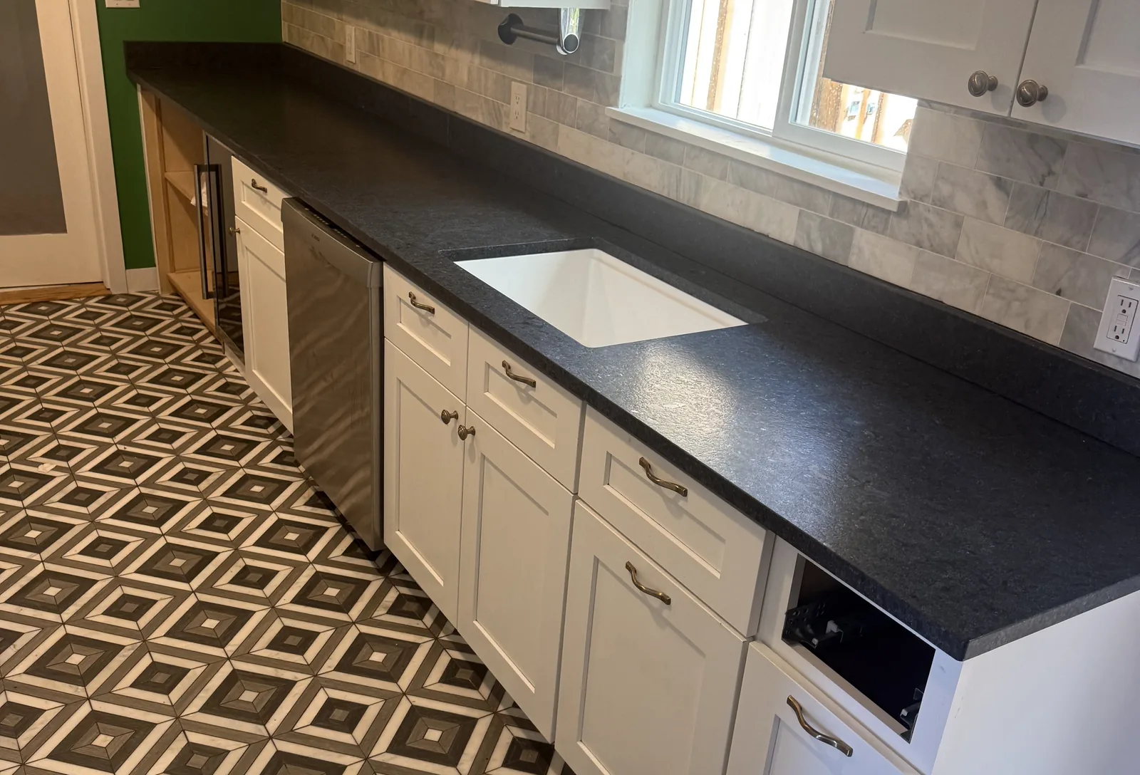 Cracked countertop over the dishwasher: article cover
