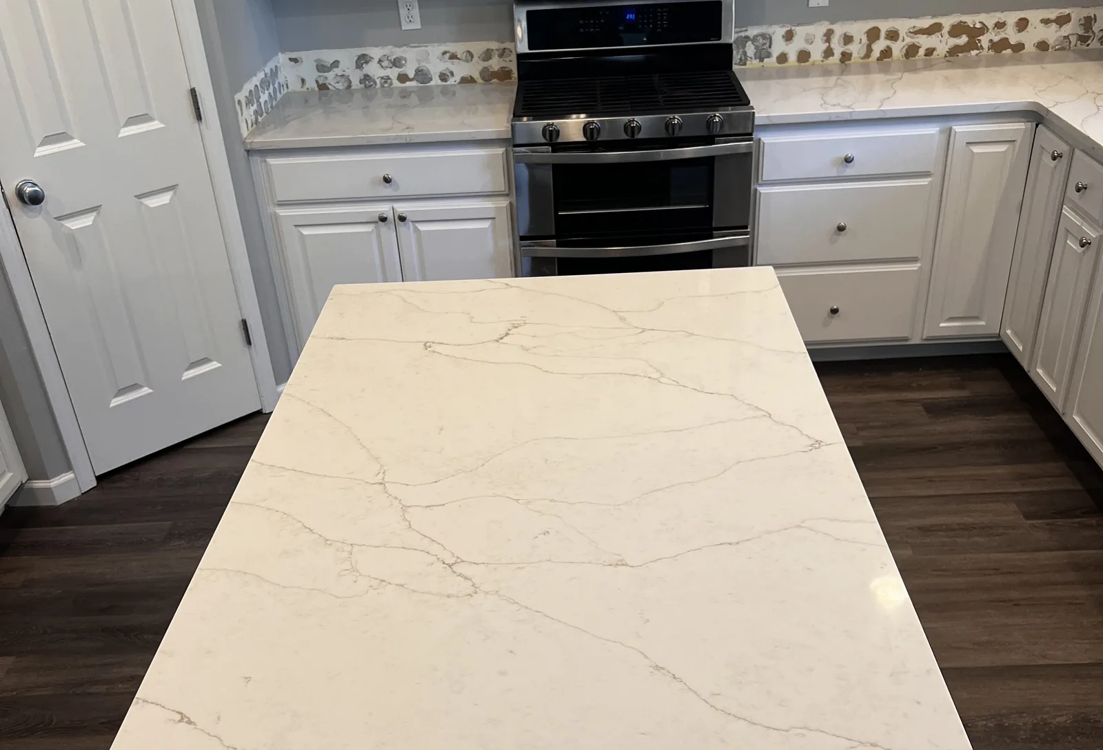 Quartz countertop repair: article cover