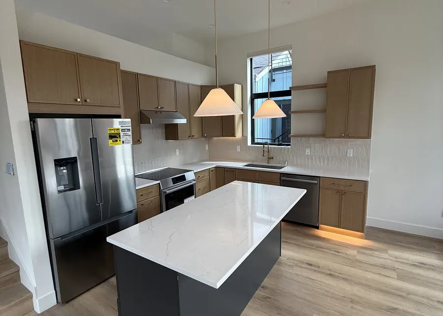 White island on a dark base in a light kitchen. A Top Granite project