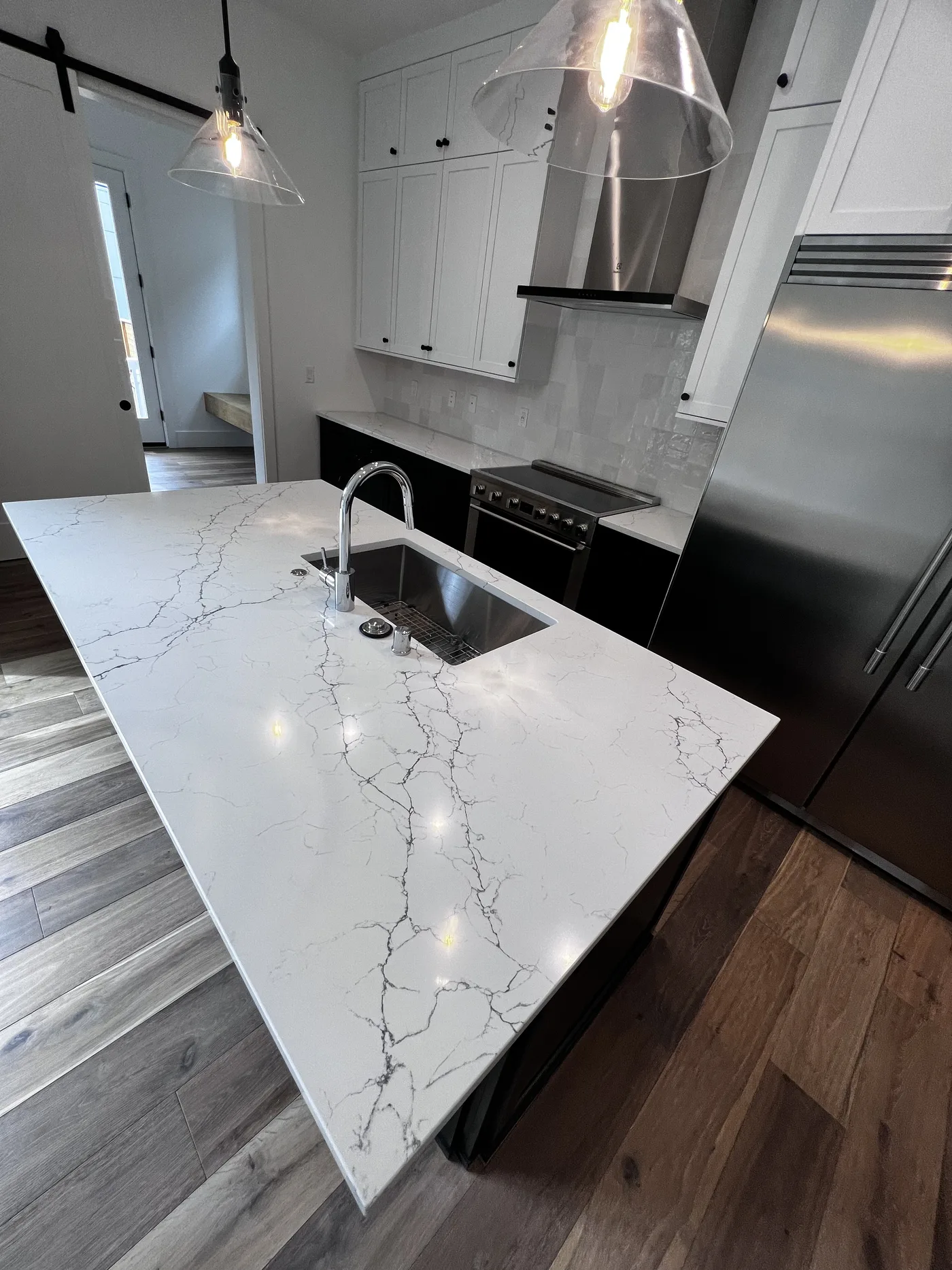 Veined quartz island with a waterfall edge. A Top Granite project