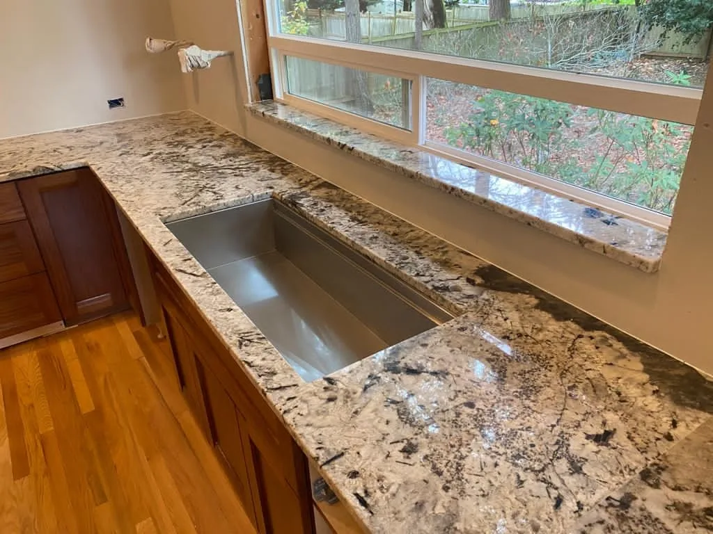 Natural stone with movement and depth. A Top Granite project