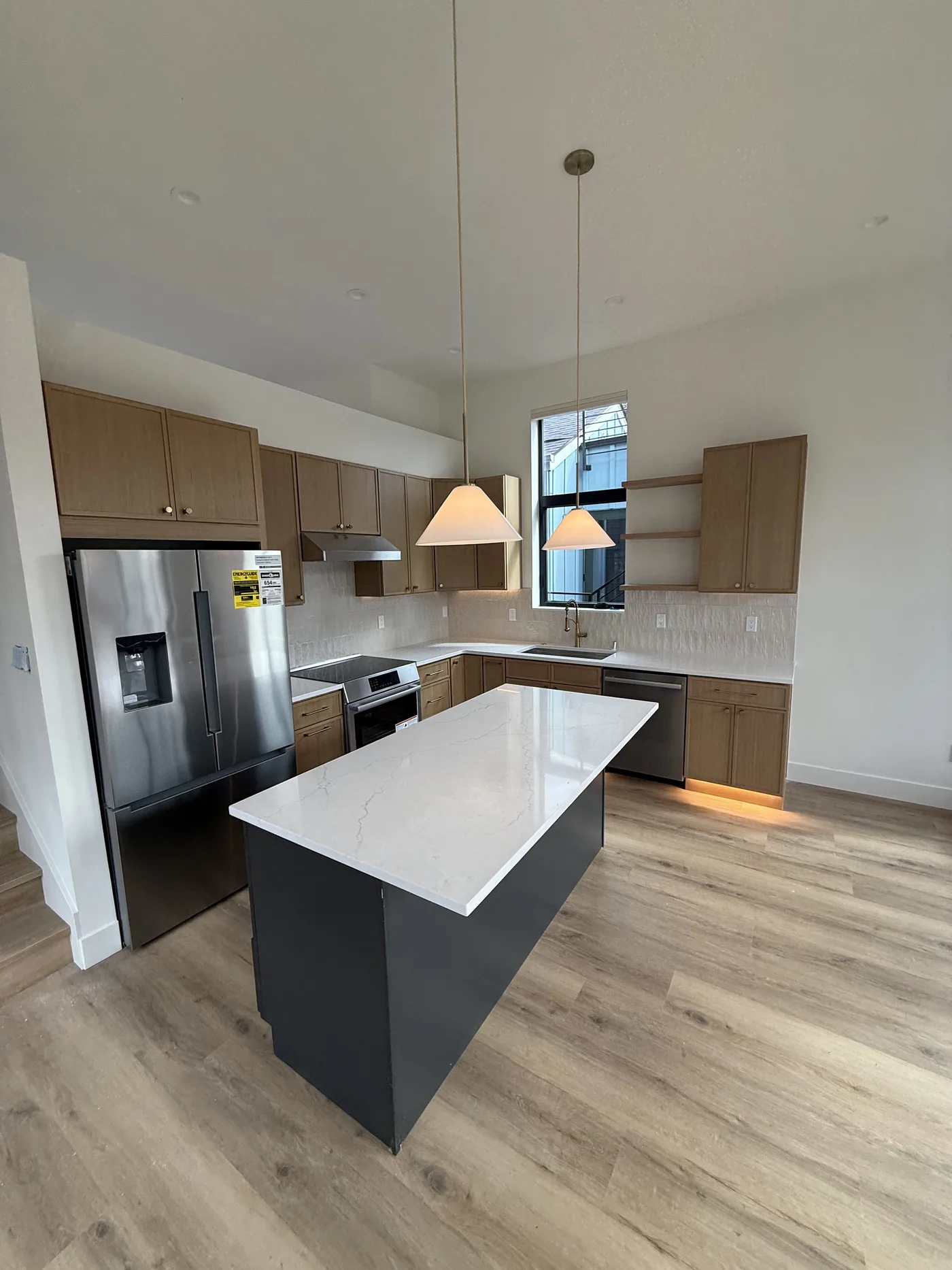 White island on a dark base in a light kitchen. A Top Granite project