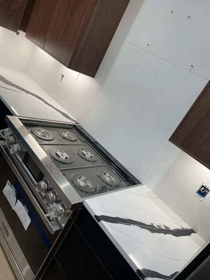 Veined countertop edge and cooktop opening from the supplied project inspiration collection